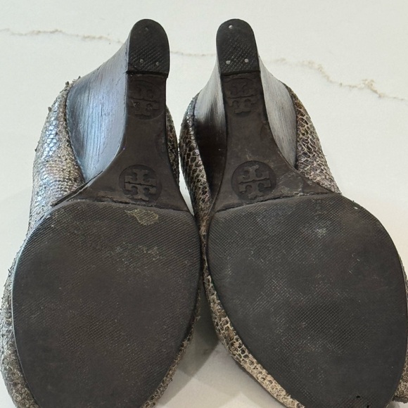 Tory Burch Grey-White Snakeskin Wegde - Picture 4 of 6
